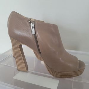 Tan Kenneth Cole New York Pumps, size 7